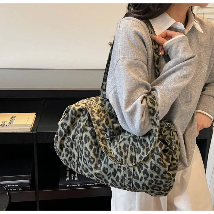Sac cabas en toile à motif léopard tendance, grande capacité, sac à bandoulière mode avec poignées, idéal pour les trajets quotidiens, sac polyvalent avec texture et rangement.