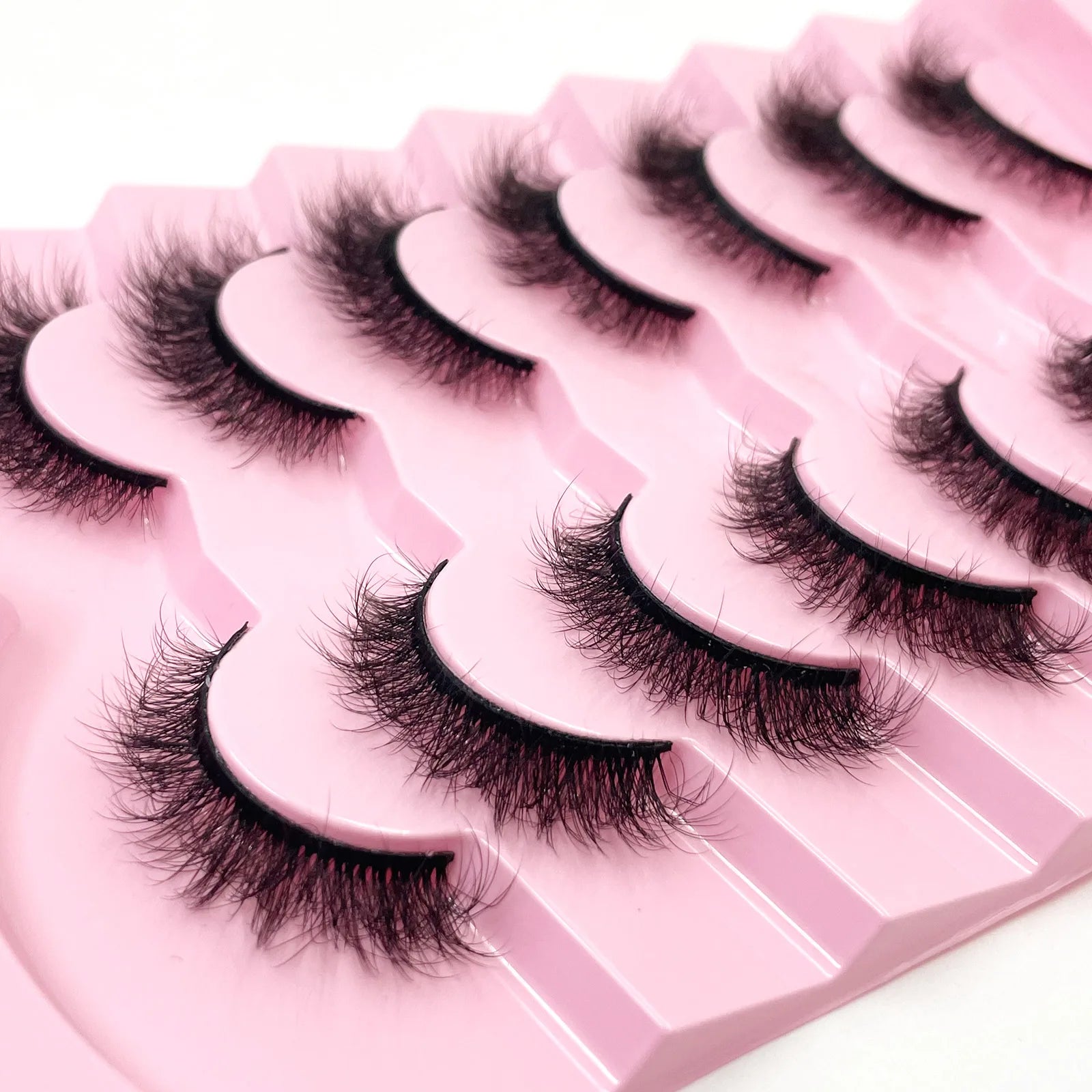 Nouveau lot de 7 paires de faux cils épais effet vison 3D.
Faux cils courts et spectaculaires au rendu réaliste, parfaits pour un regard intense et glamour.