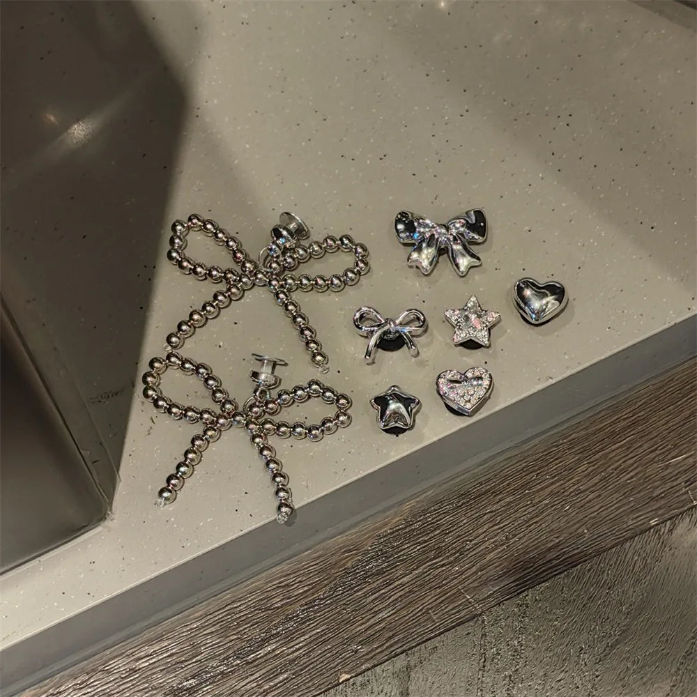 Set de charms de chaussures élégants avec perles et nœud, décorations florales sophistiquées. Accessoires DIY amovibles pour chaussures, ornements de style avancé avec motifs de perles, fleurs, étoiles et éléments cartoon pour personnaliser vos chaussures