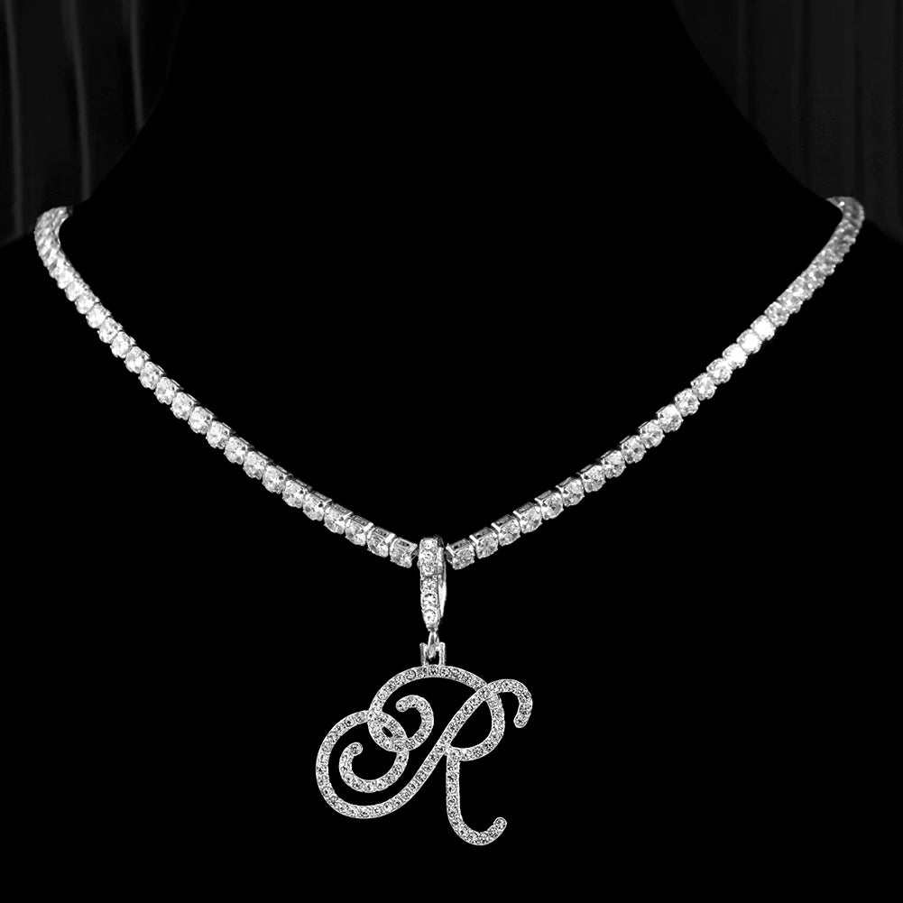 Collier avec lettre initiale en écriture cursive sertie de zircones cubiques (CZ) – Bijou style Hip-Hop couleur or ou argent, pendentif alphabet de A à Z, collier tendance et élégant.