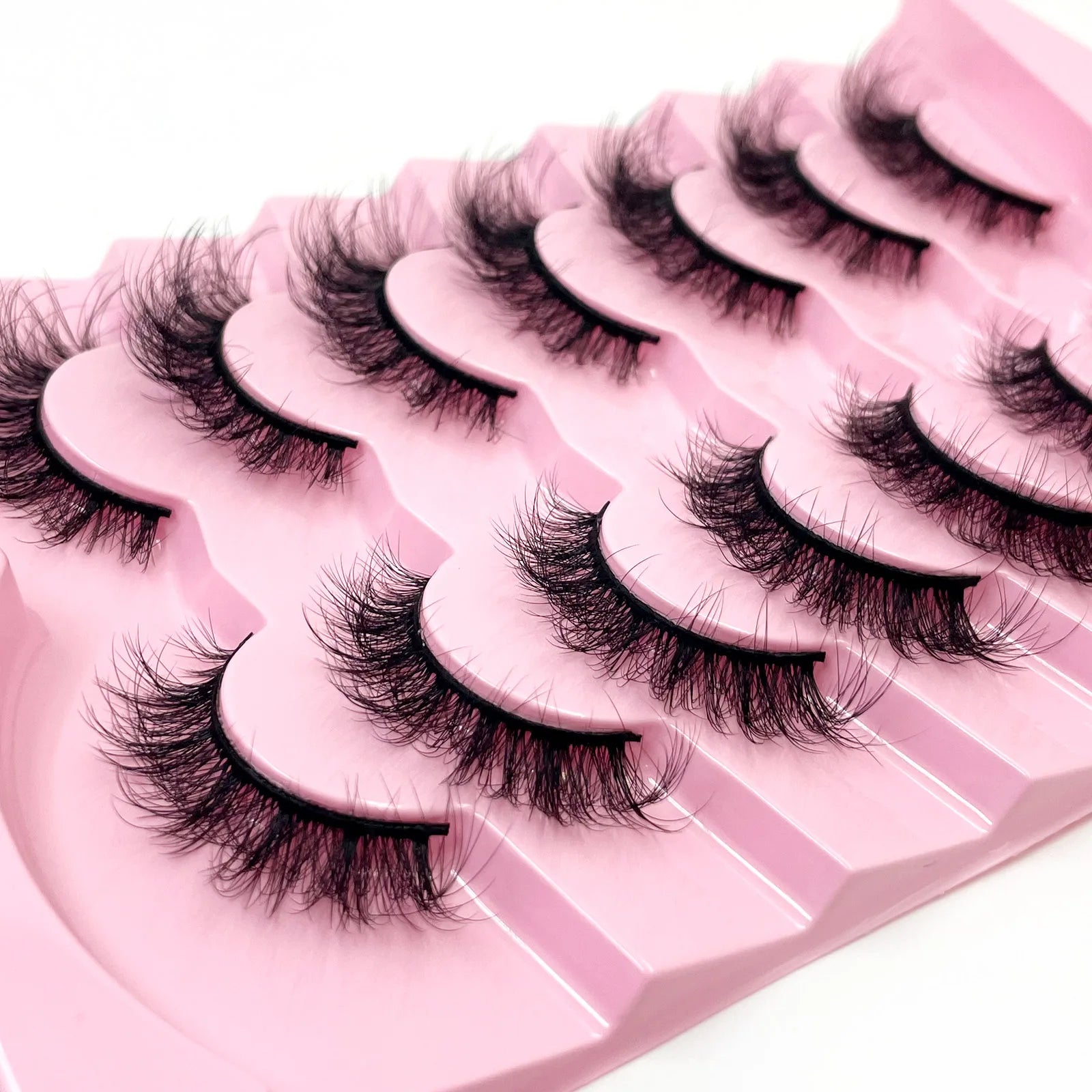 Nouveau lot de 7 paires de faux cils épais effet vison 3D.
Faux cils courts et spectaculaires au rendu réaliste, parfaits pour un regard intense et glamour.