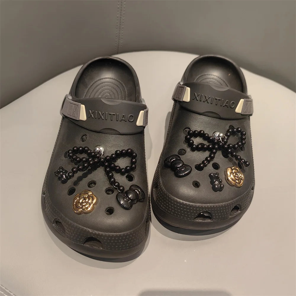 Set de charms de chaussures élégants avec perles et nœud, décorations florales sophistiquées. Accessoires DIY amovibles pour chaussures, ornements de style avancé avec motifs de perles, fleurs, étoiles et éléments cartoon pour personnaliser vos chaussures