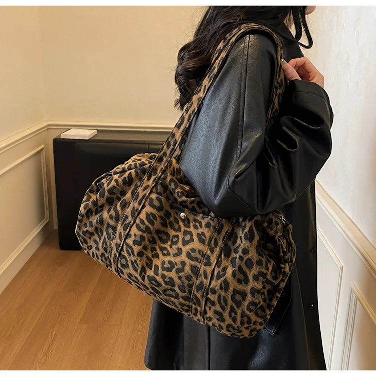 Sac cabas en toile à motif léopard tendance, grande capacité, sac à bandoulière mode avec poignées, idéal pour les trajets quotidiens, sac polyvalent avec texture et rangement.
