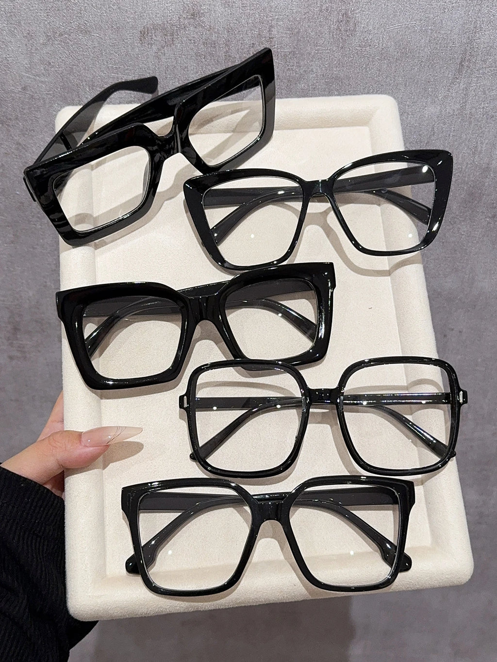 Lot de 5 paires de lunettes noires à montures variées, au style classique et minimaliste (« normcore »). Lunettes décoratives fabriquées en matériau PC (polycarbonate) de haute qualité, idéales comme accessoire de mode pour compléter différentes tenues.