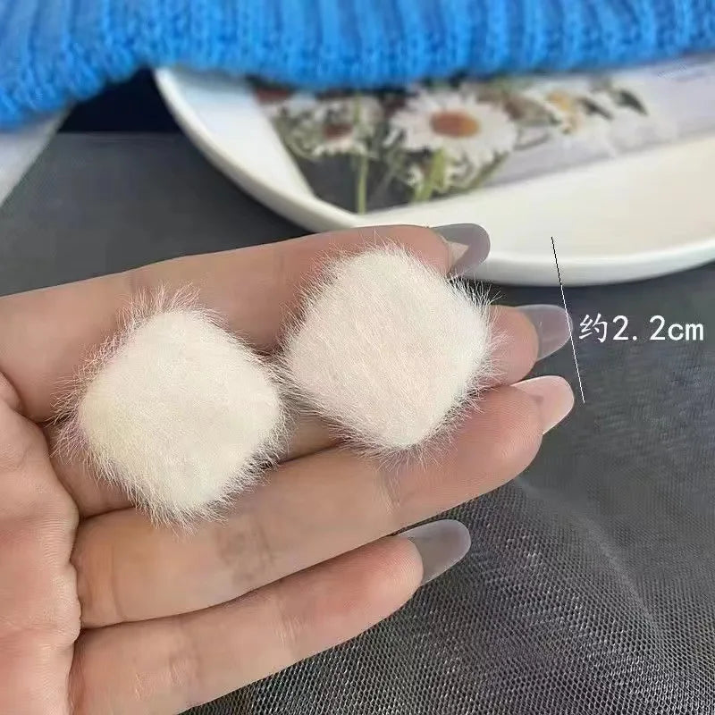 Boucles d’oreilles créoles en forme de cœur, blanches, style coréen doux, en peluche (flockées), pour femmes, boucles d’oreilles en forme de C au style exagéré, bijoux pour mariage et soirée, cadeau.