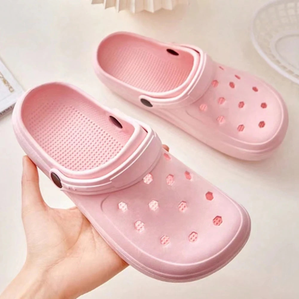 Sabots d’été pour femme, style DIY avec décoration ours et perles. Mules de plage tendance à trous (cave shoes), chaussures plates décontractées pour jardin et usage quotidien, vendues avec emballage individuel.