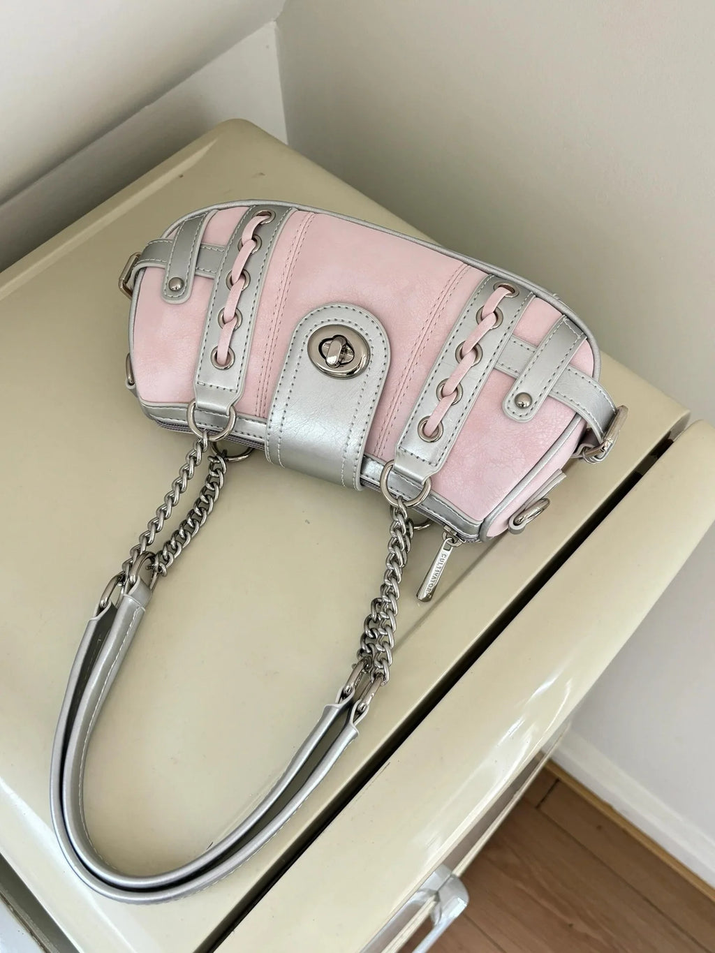 Sac Y2K rose et argent pour femme – sac tendance coréen, sac à bandoulière / crossbody, sac de soirée avec chaîne, forme lune (nouveau modèle)