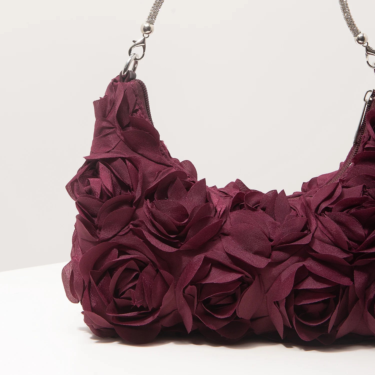 Sac à bandoulière à motif floral, idéal pour les femmes élégantes. Parfait pour les soirées de gala, les fêtes, les bals de fin d’année, les mariages et autres occasions spéciales.