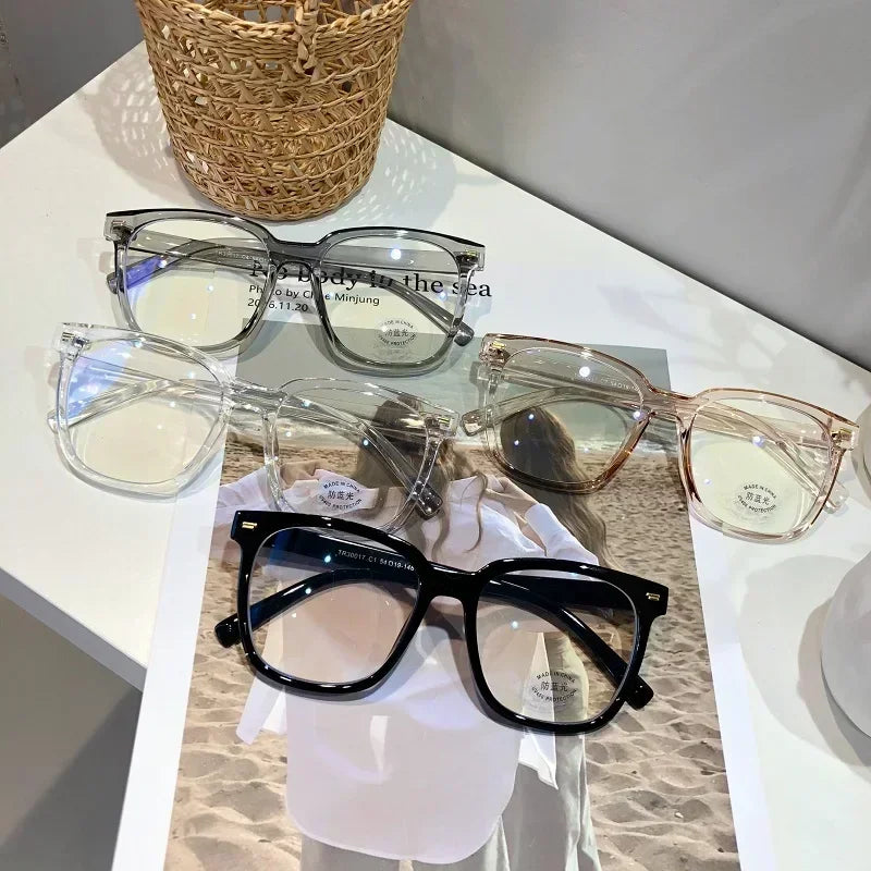 Lunettes vintage transparentes pour ordinateur, pour femmes et hommes, avec monture carrée. Lunettes anti-lumière bleue conçues pour filtrer la lumière bleue émise par les écrans. Monture optique transparente et élégante, adaptée à un usage quotidien.