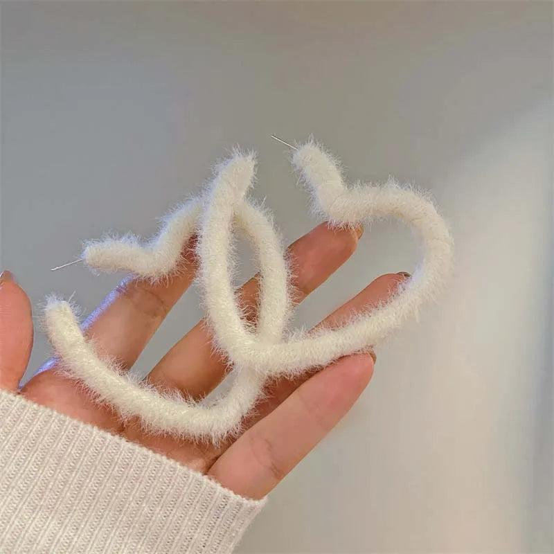 Boucles d’oreilles créoles en forme de cœur, blanches, style coréen doux, en peluche (flockées), pour femmes, boucles d’oreilles en forme de C au style exagéré, bijoux pour mariage et soirée, cadeau.