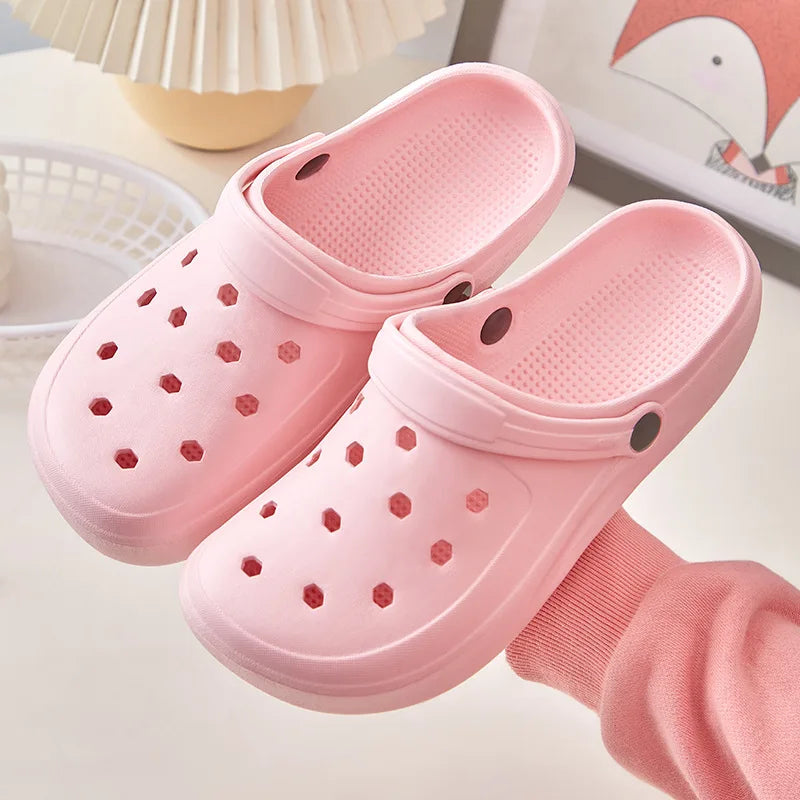 Sabots d’été pour femme, style DIY avec décoration ours et perles. Mules de plage tendance à trous (cave shoes), chaussures plates décontractées pour jardin et usage quotidien, vendues avec emballage individuel.