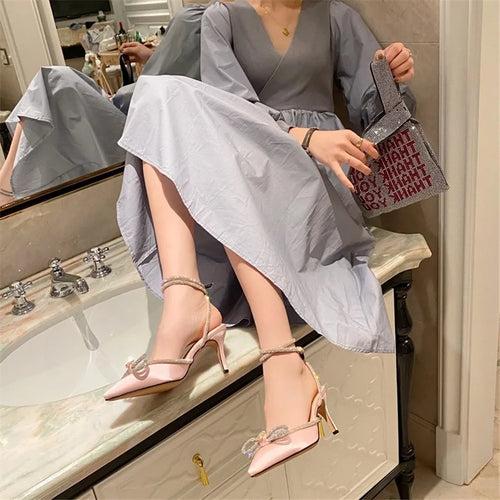 Mode diamant nœud papillon femmes sandales 2026 coréen pointu cristal boucle noir rose soie robe de soirée de mariage dame chaussures à talons hauts