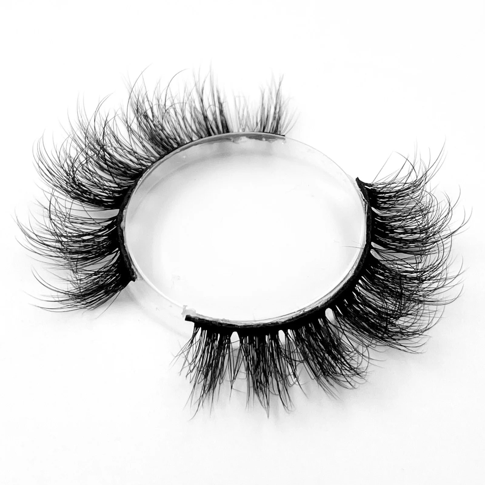 Nouveau lot de 7 paires de faux cils épais effet vison 3D.
Faux cils courts et spectaculaires au rendu réaliste, parfaits pour un regard intense et glamour.