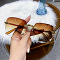 Lunettes de soleil carrées sans monture pour femmes, au style luxueux et tendance. Modèle de créateur avec verres rouges, adapté également aux hommes. Protection UV400 contre les rayons ultraviolets, idéale pour l’été et les activités en extérieur.