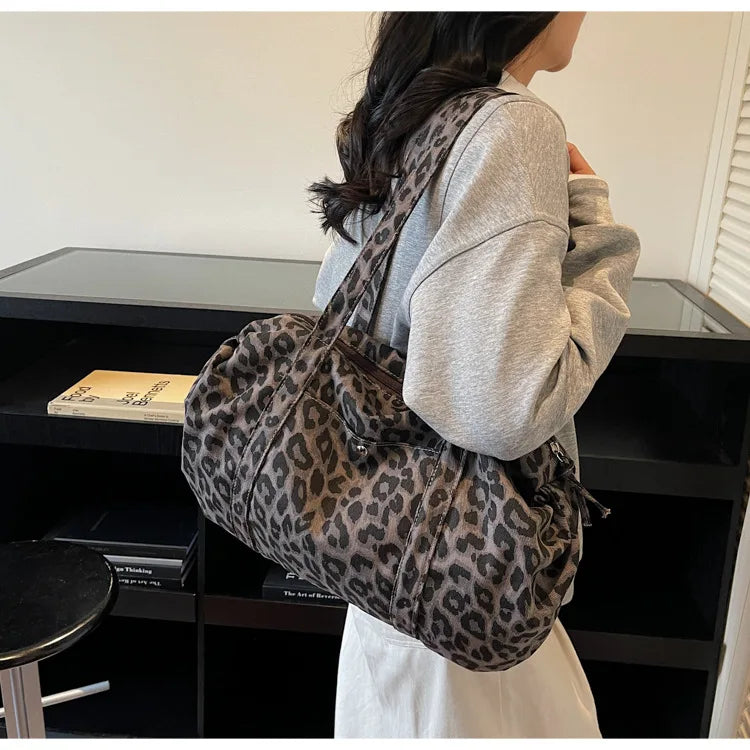 Sac cabas en toile à motif léopard tendance, grande capacité, sac à bandoulière mode avec poignées, idéal pour les trajets quotidiens, sac polyvalent avec texture et rangement.