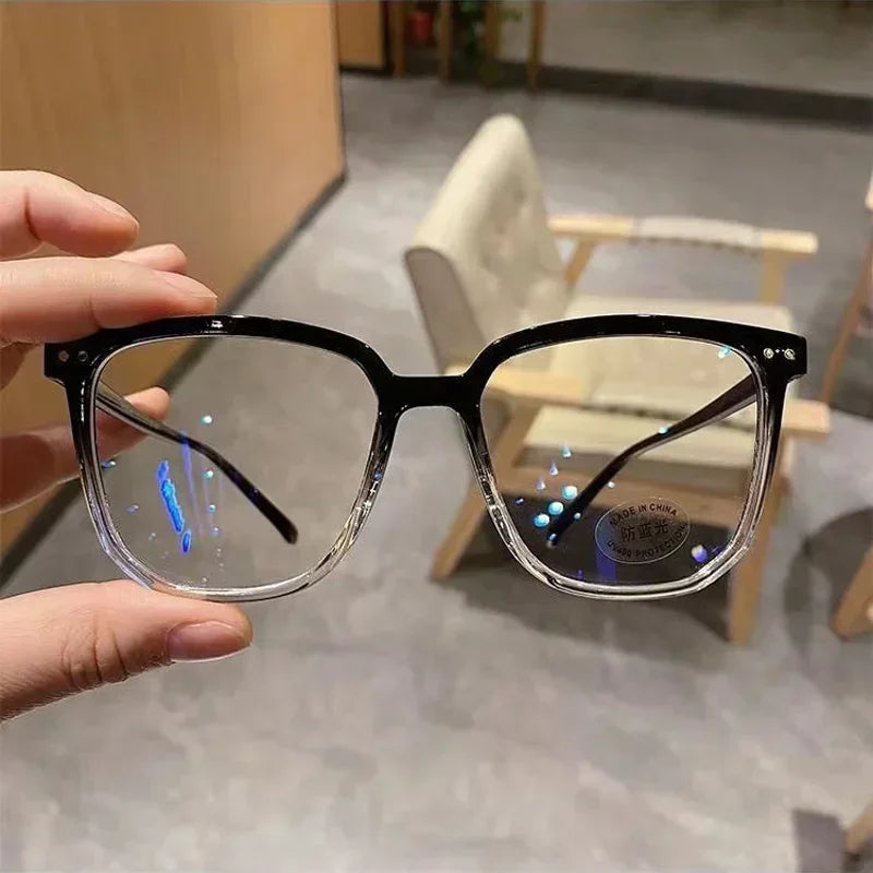 Lunettes vintage transparentes pour ordinateur, pour femmes et hommes, avec monture carrée. Lunettes anti-lumière bleue conçues pour filtrer la lumière bleue émise par les écrans. Monture optique transparente et élégante, adaptée à un usage quotidien.