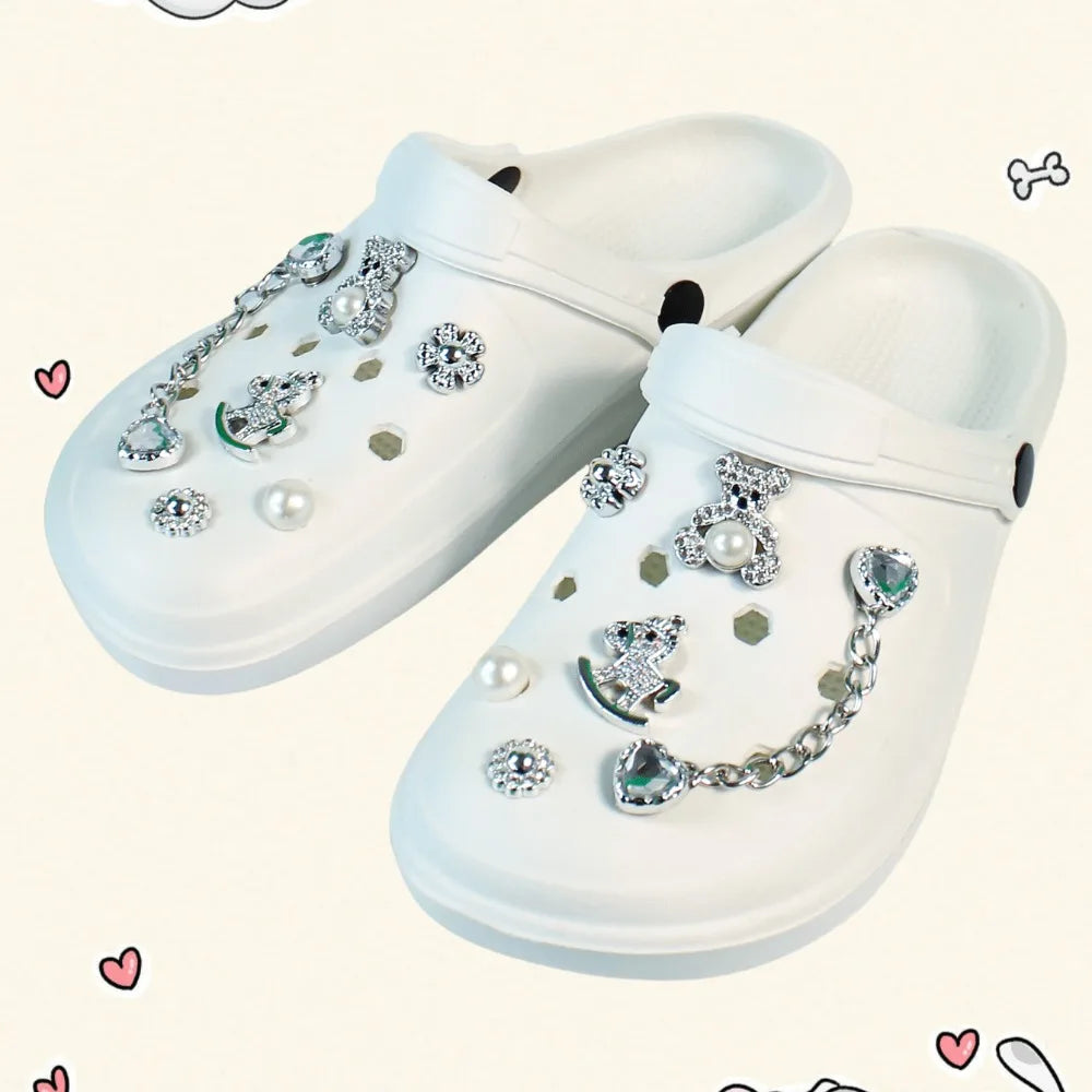 Sabots d’été pour femme, style DIY avec décoration ours et perles. Mules de plage tendance à trous (cave shoes), chaussures plates décontractées pour jardin et usage quotidien, vendues avec emballage individuel.