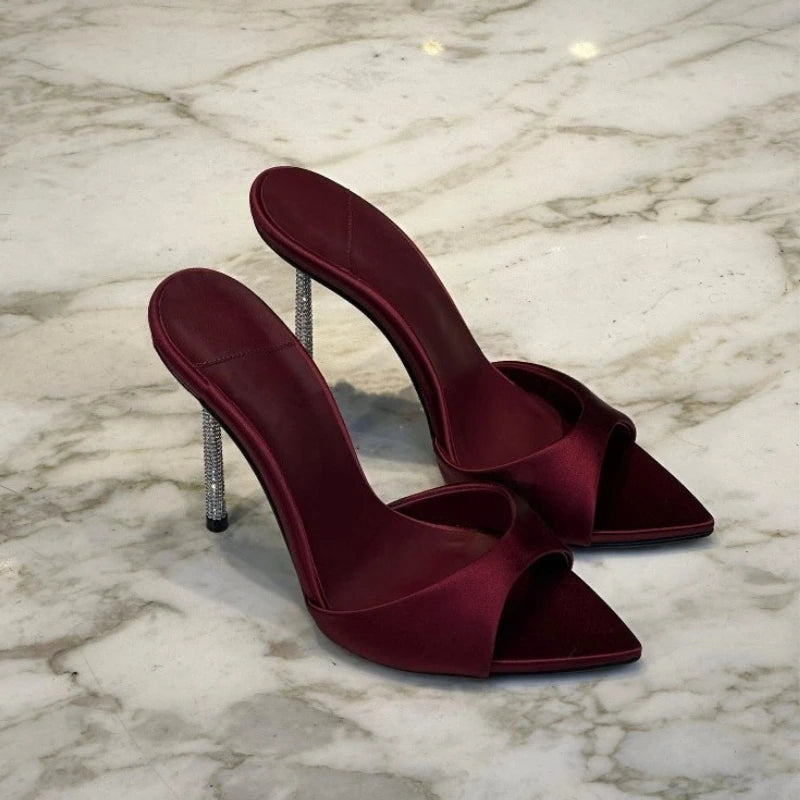 Mules pour femme style nightclub, chaussures élégantes à bout pointu à enfiler. Modèle sexy avec talon fin scintillant, sandales habillées et sophistiquées pour femme, idéales pour les soirées et les occasions spéciales.
