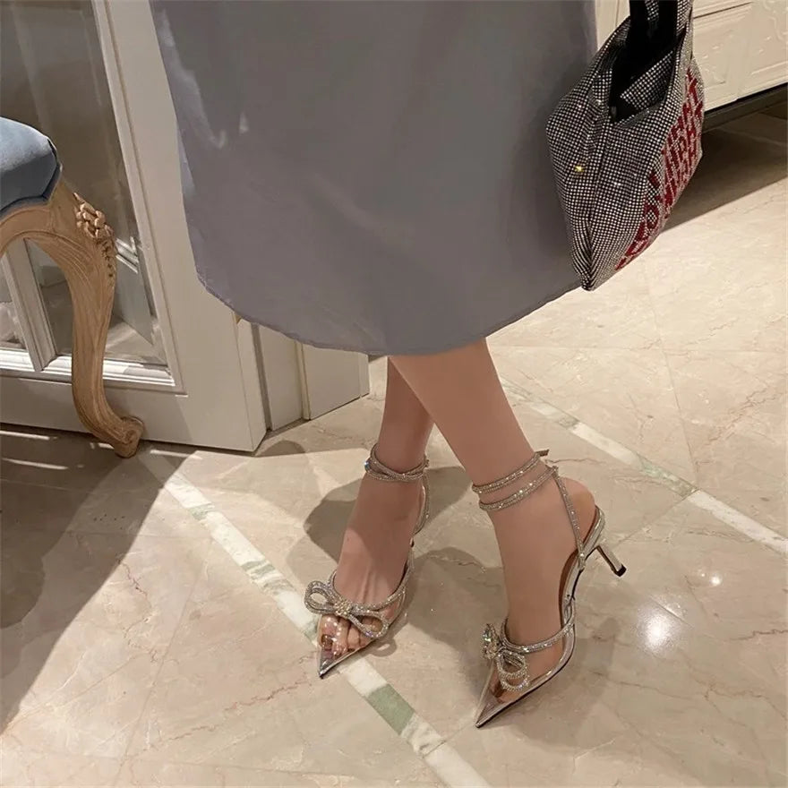 Mode diamant nœud papillon femmes sandales 2026 coréen pointu cristal boucle noir rose soie robe de soirée de mariage dame chaussures à talons hauts