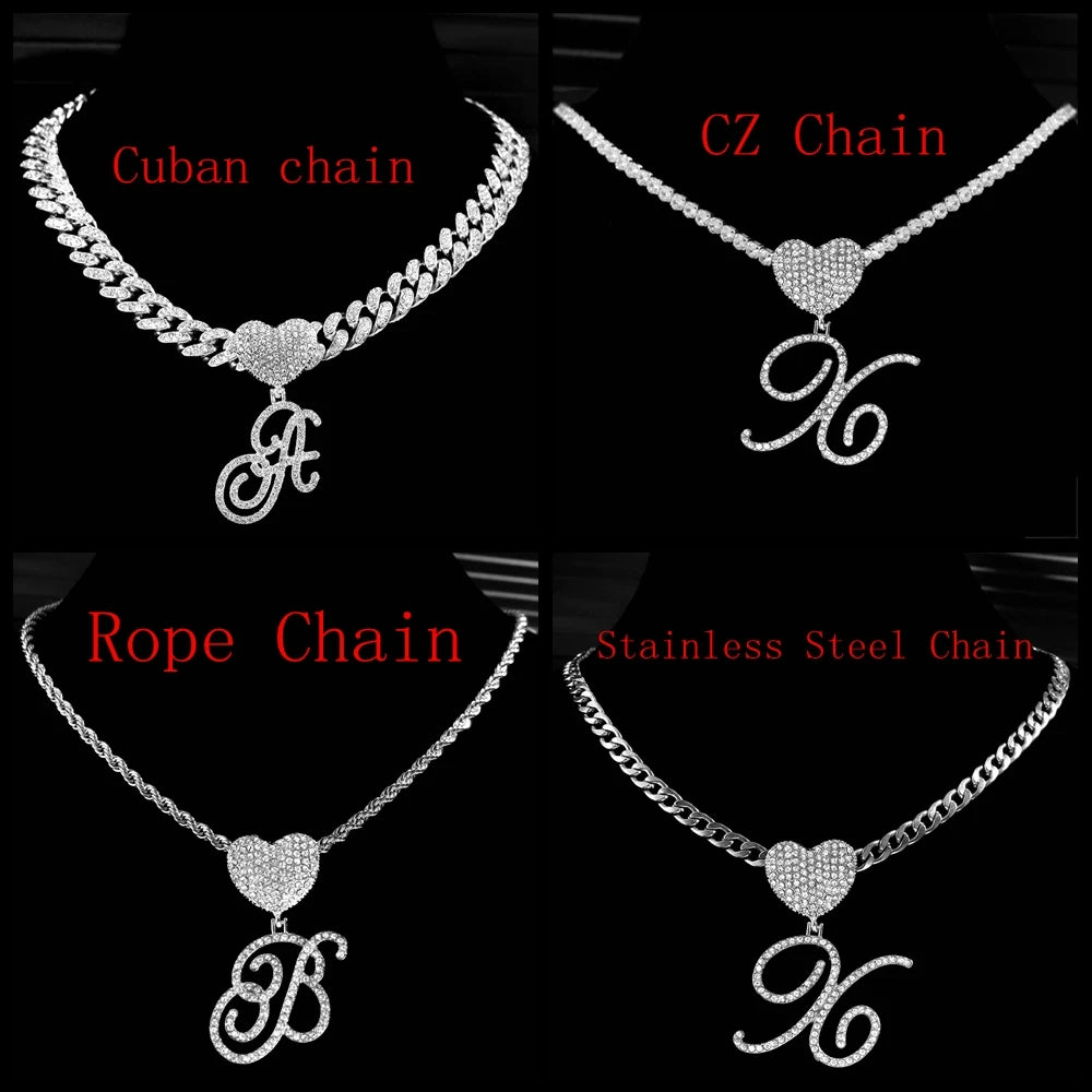Collier Hip-Hop Bling avec pendentif cœur et lettre cursive A à Z sertie de cristaux CZ – Collier chaîne cubaine avec initiale personnalisée pour femmes et hommes, bijoux tendance, brillant et élégant.