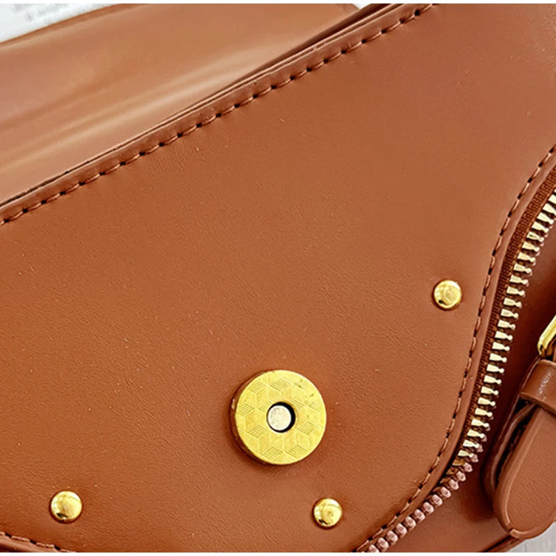 Petit sac à bandoulière carré pour femme, sac à main de moto, style punk en métal, design de niche initié, mode pour femme, nouveau, 2025