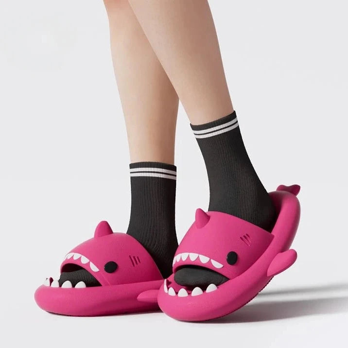 Chaussons à semelle épaisse 4 cm en forme de requin, pour femme et homme. Mules d’intérieur et de salle de bain au design cartoon mignon, chaussures d’été 2024 unisexes, adaptées pour la plage et un usage décontracté.