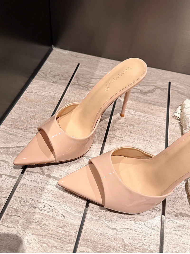 Mules d’été tendance pour femme à talon fin, style nightclub. Chaussures sexy à bout ouvert type peep toe, sandales élégantes à enfiler pour tenue de soirée et fêtes, style habillé pour femme.
