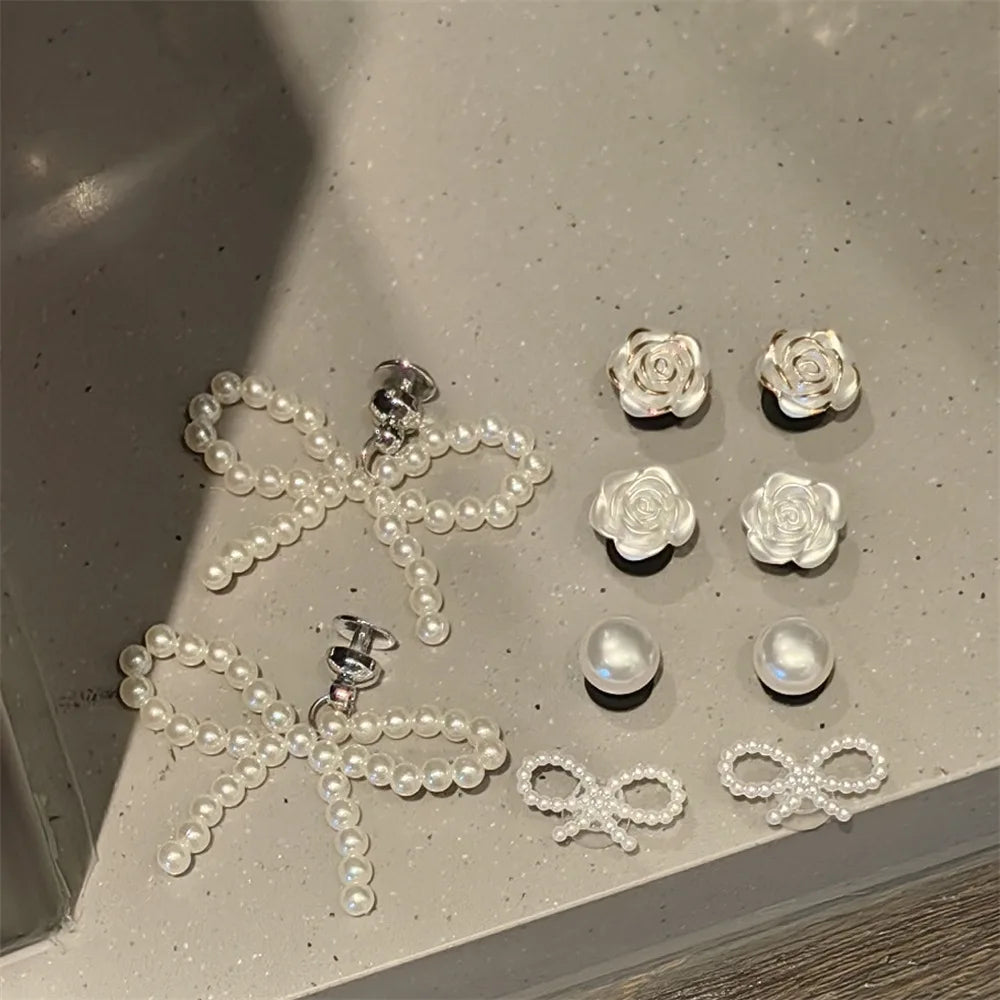 Set de charms de chaussures élégants avec perles et nœud, décorations florales sophistiquées. Accessoires DIY amovibles pour chaussures, ornements de style avancé avec motifs de perles, fleurs, étoiles et éléments cartoon pour personnaliser vos chaussures