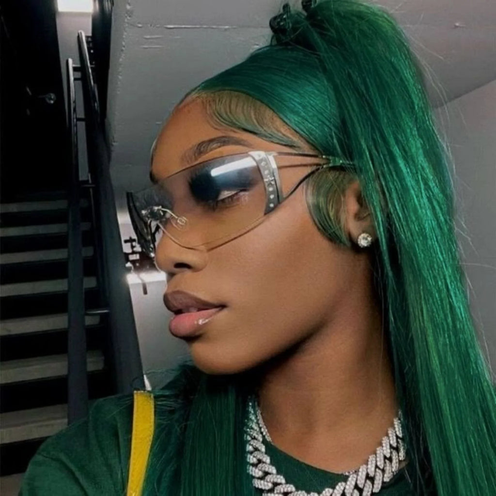 Perruque synthétique longue de couleur vert foncé avec lace frontale 13x4 pour un rendu plus naturel au niveau de la ligne des cheveux. Sa texture lisse et sa couleur originale apportent un style audacieux. Fabriquée en fibre résistante à la chaleur.
