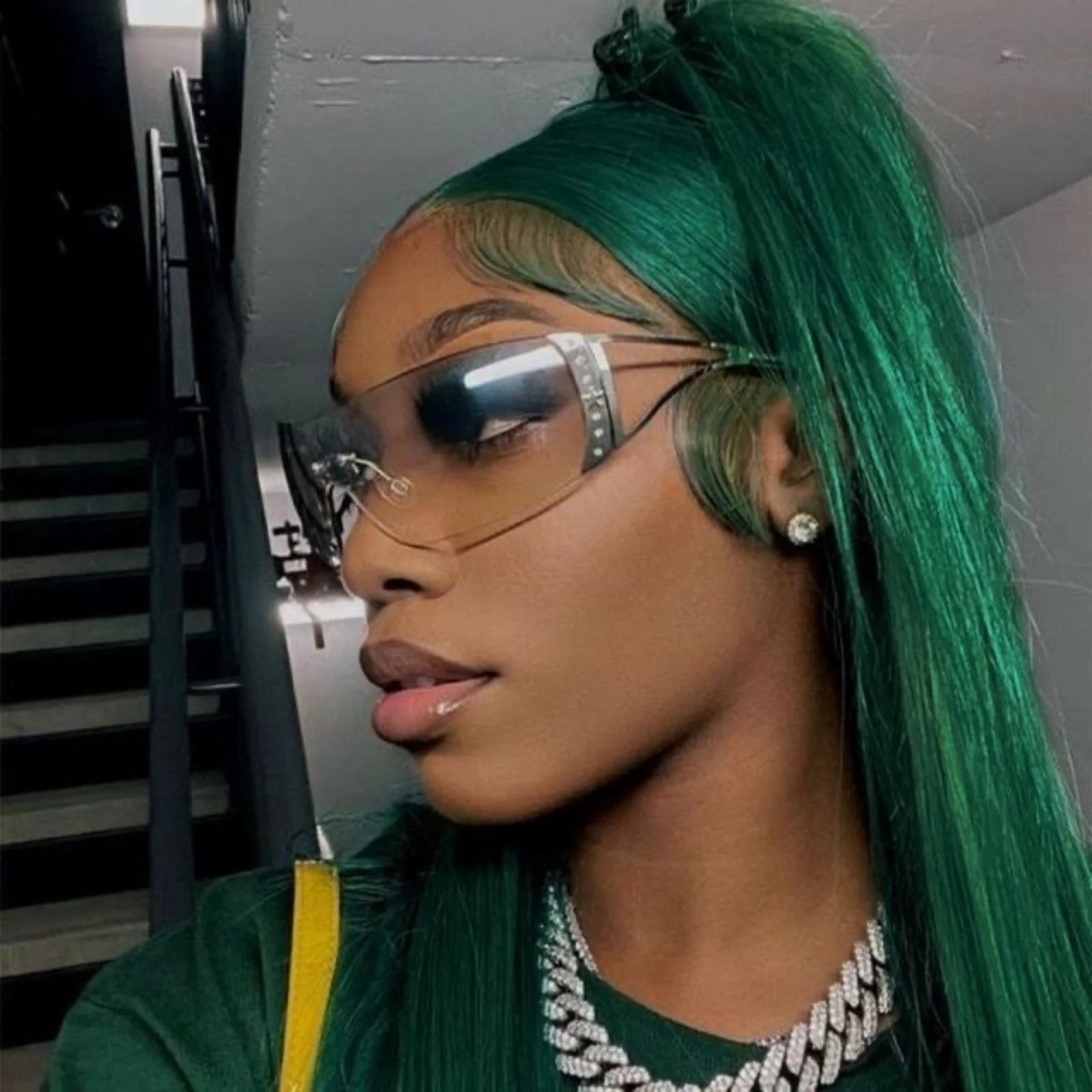 Perruque synthétique longue de couleur vert foncé avec lace frontale 13x4 pour un rendu plus naturel au niveau de la ligne des cheveux. Sa texture lisse et sa couleur originale apportent un style audacieux. Fabriquée en fibre résistante à la chaleur.
