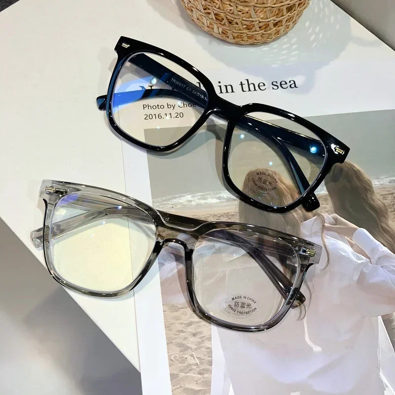 Lunettes vintage transparentes pour ordinateur, pour femmes et hommes, avec monture carrée. Lunettes anti-lumière bleue conçues pour filtrer la lumière bleue émise par les écrans. Monture optique transparente et élégante, adaptée à un usage quotidien.