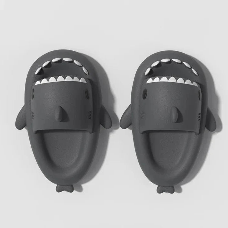 Chaussons à semelle épaisse 4 cm en forme de requin, pour femme et homme. Mules d’intérieur et de salle de bain au design cartoon mignon, chaussures d’été 2024 unisexes, adaptées pour la plage et un usage décontracté.