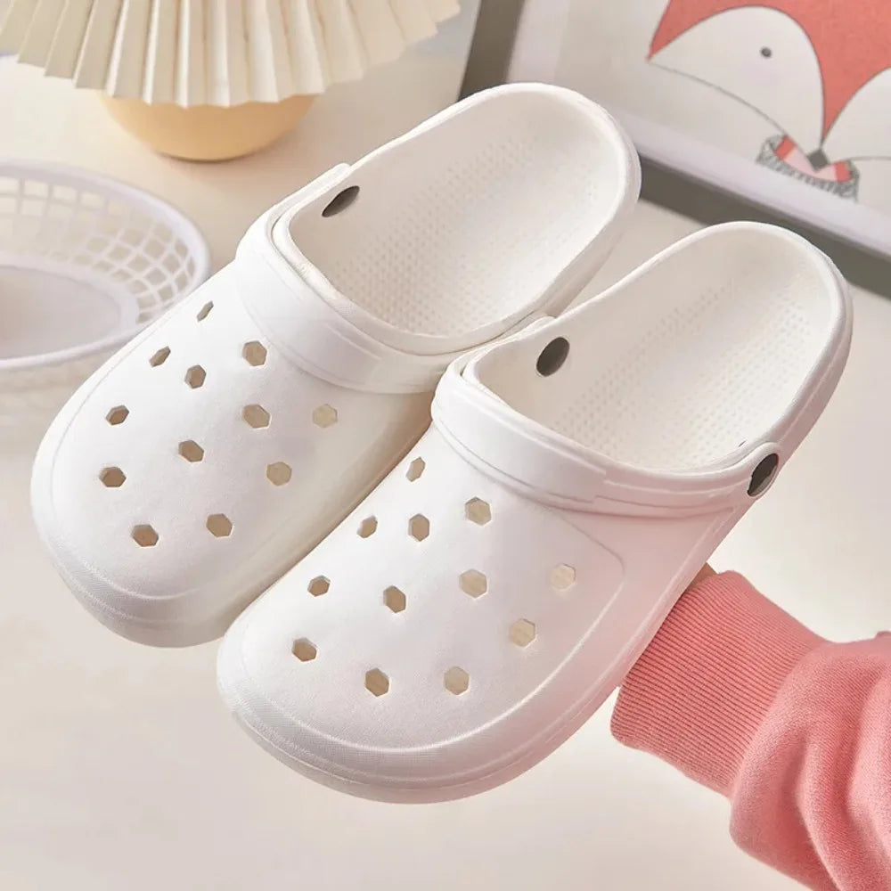 Sabots d’été pour femme, style DIY avec décoration ours et perles. Mules de plage tendance à trous (cave shoes), chaussures plates décontractées pour jardin et usage quotidien, vendues avec emballage individuel.