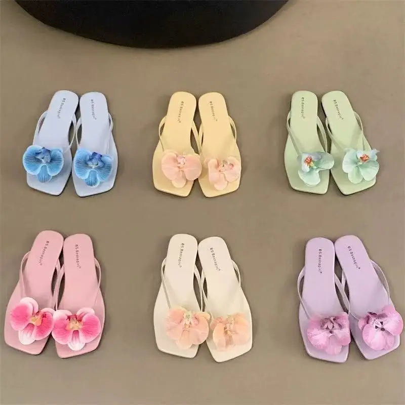 Chaussures plates pour femmes avec fleurs, sandales confortables et stylées à enfiler entre les orteils, sandales d’été 2026 pour la plage, chaussons d’extérieur pour la marche.