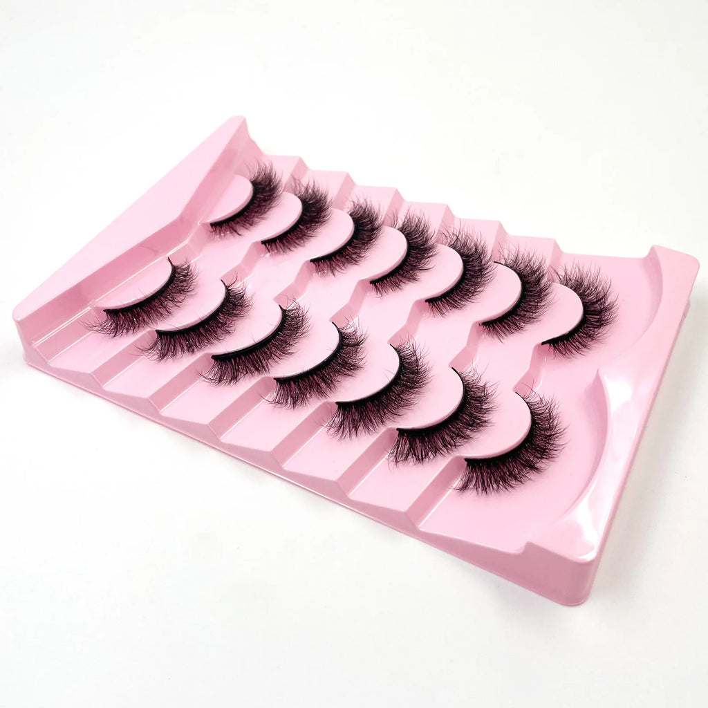 Nouveau lot de 7 paires de faux cils épais effet vison 3D.
Faux cils courts et spectaculaires au rendu réaliste, parfaits pour un regard intense et glamour.