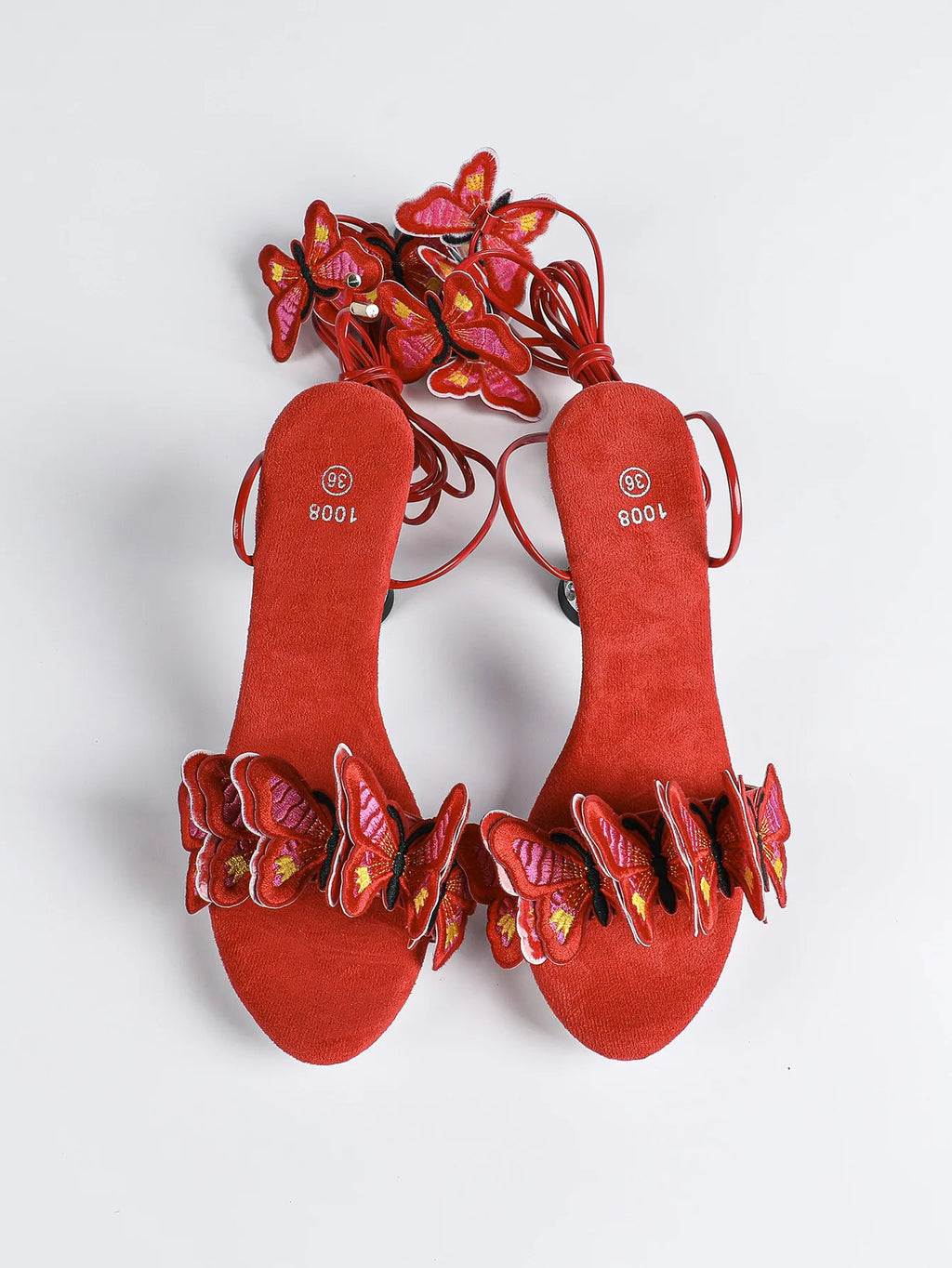 Sandales rouges tendance pour femme été 2026, fabriquées à la main avec broderie papillon. Modèle à brides croisées, bout rond et talons hauts fins de 8 cm. Des chaussures sexy et élégantes, idéales pour la danse, les soirées et les occasions spéciales.