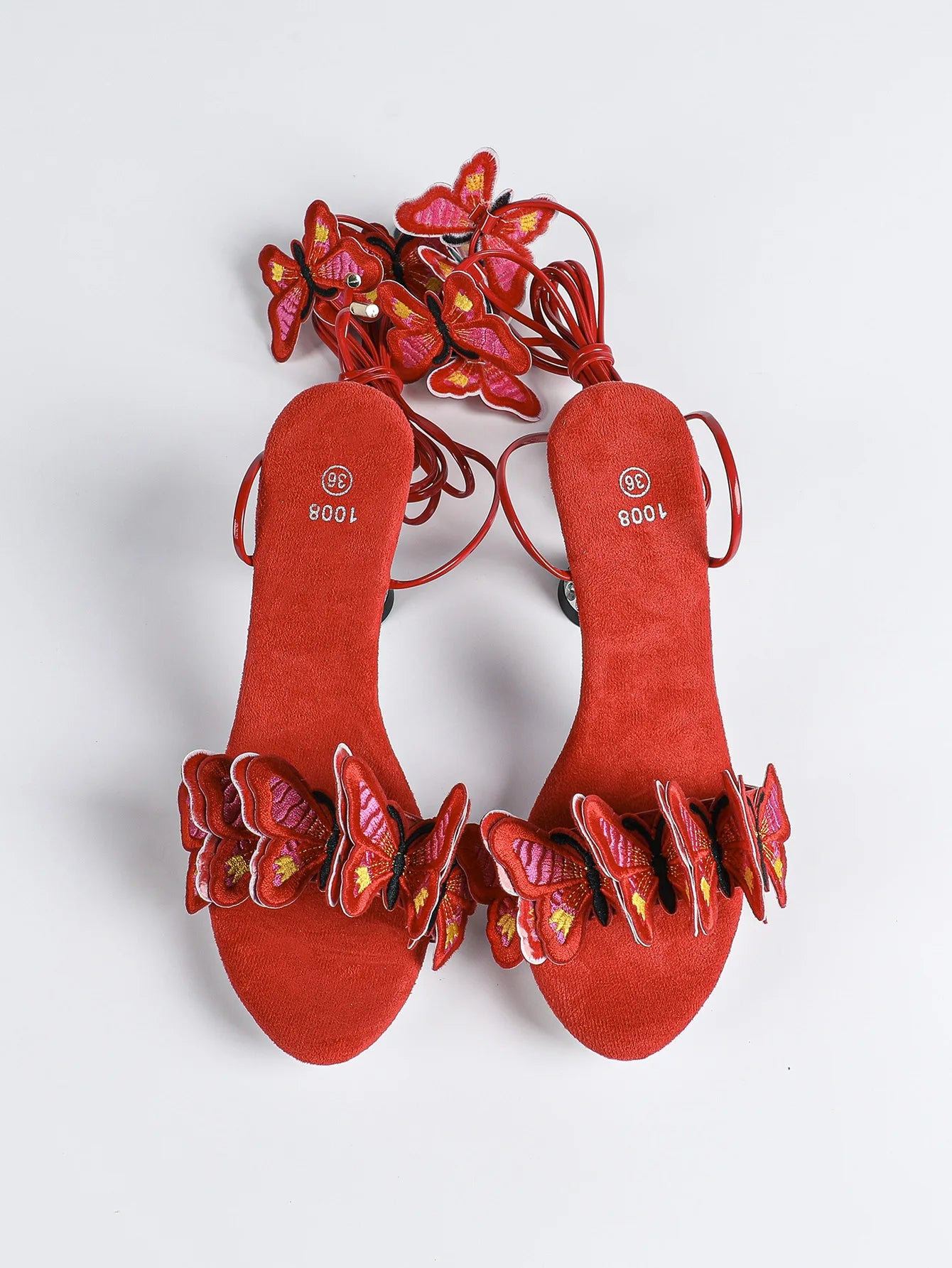 Sandales rouges tendance pour femme été 2026, fabriquées à la main avec broderie papillon. Modèle à brides croisées, bout rond et talons hauts fins de 8 cm. Des chaussures sexy et élégantes, idéales pour la danse, les soirées et les occasions spéciales.
