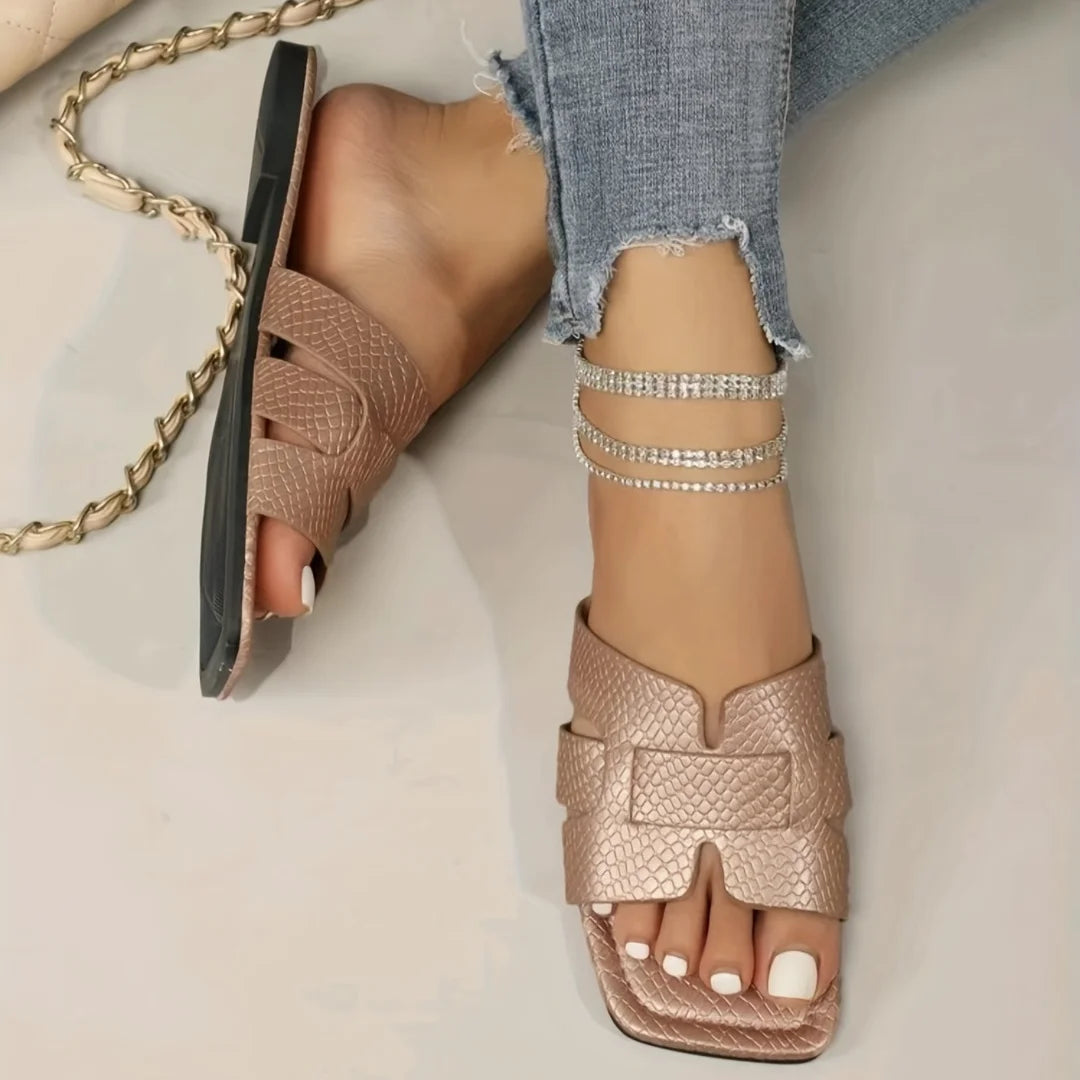 Sandales grande taille pour femme, modèle tendance en maille tricotée avec semelle plate. Chaussures décontractées et confortables pour la plage, les sorties estivales et un usage quotidien. Conviennent également aux couples grâce à leur style polyvalent.