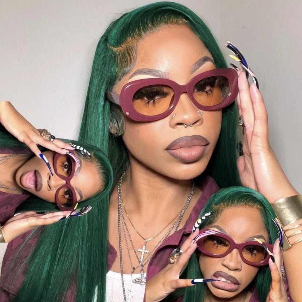 Perruque synthétique longue de couleur vert foncé avec lace frontale 13x4 pour un rendu plus naturel au niveau de la ligne des cheveux. Sa texture lisse et sa couleur originale apportent un style audacieux. Fabriquée en fibre résistante à la chaleur.