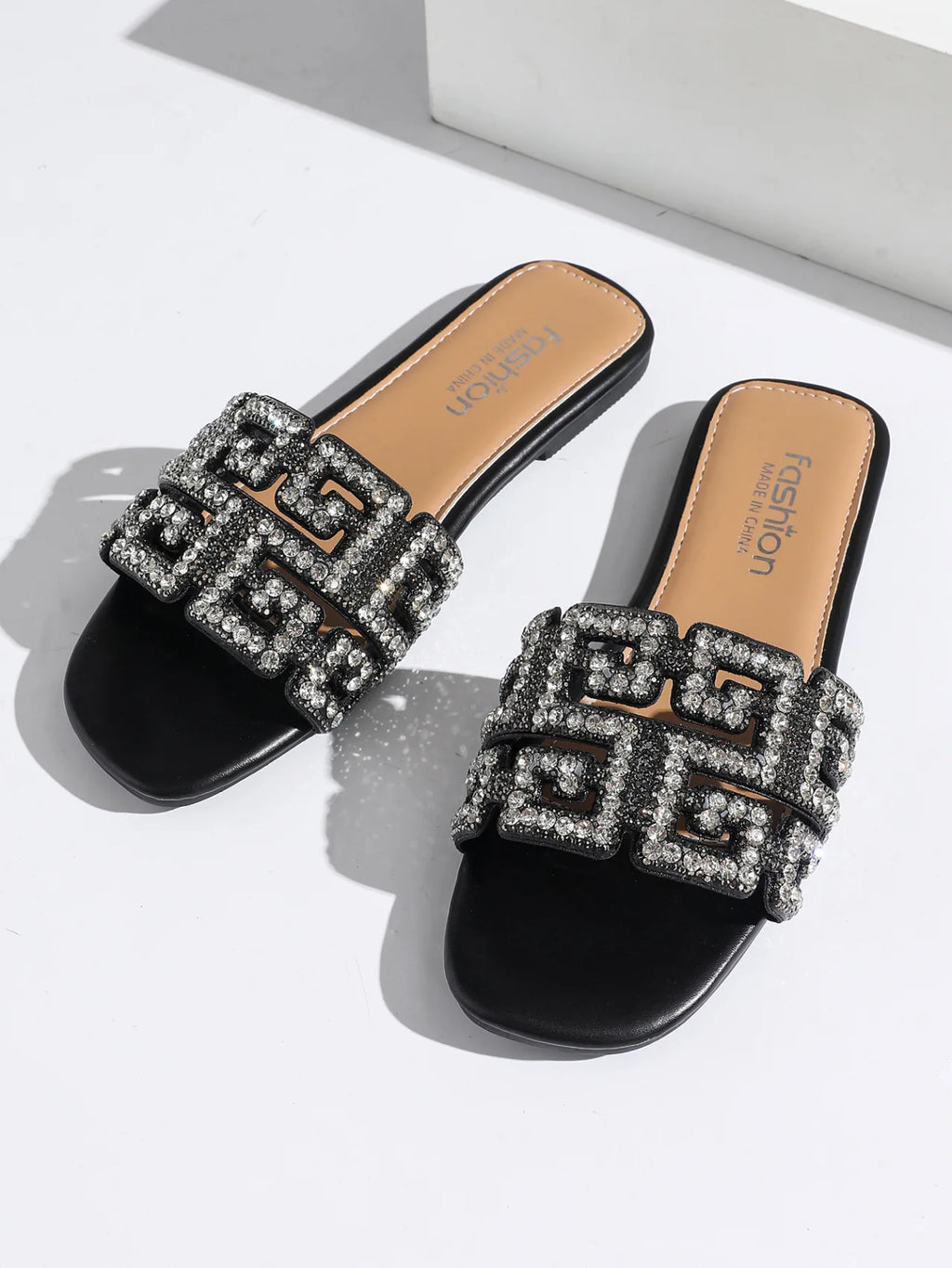 Sandales d’été 2026 pour femme à semelle plate, avec motif géométrique et décorations en diamant. Chaussures de plage polyvalentes et décontractées à enfiler, au style tendance et moderne pour femme.