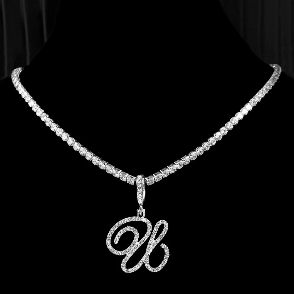 Collier avec lettre initiale en écriture cursive sertie de zircones cubiques (CZ) – Bijou style Hip-Hop couleur or ou argent, pendentif alphabet de A à Z, collier tendance et élégant.