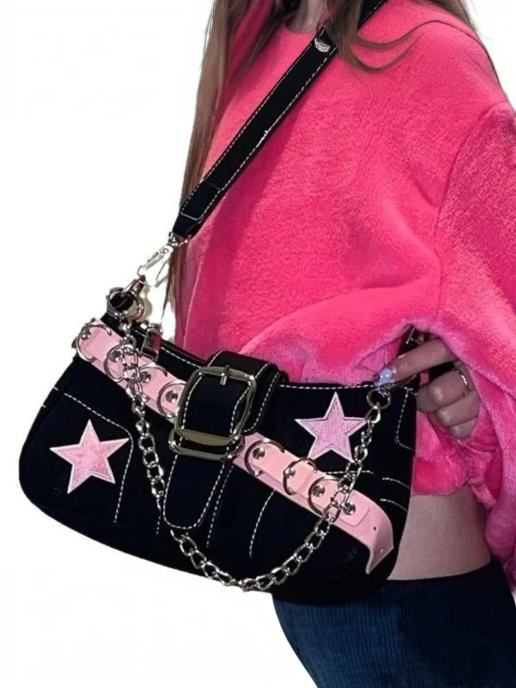 Sac à main femme tendance, en denim avec motif étoiles, style Y2K pour filles branchées. Petit sac porté épaule ou sous le bras en toile (canvas), doté d’une chaîne décorative, idéal comme sac fourre-tout (tote bag) pour un look mode inspiré