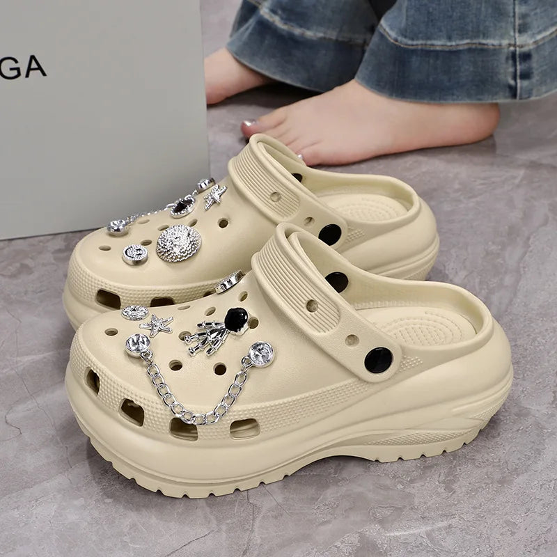 Sandales style Crocs pour femme avec ours en cristal, à porter en intérieur et extérieur. Mules d’été tendance, modèle DIY à double utilisation, confortables et respirantes en EVA, style décontracté pour femme.