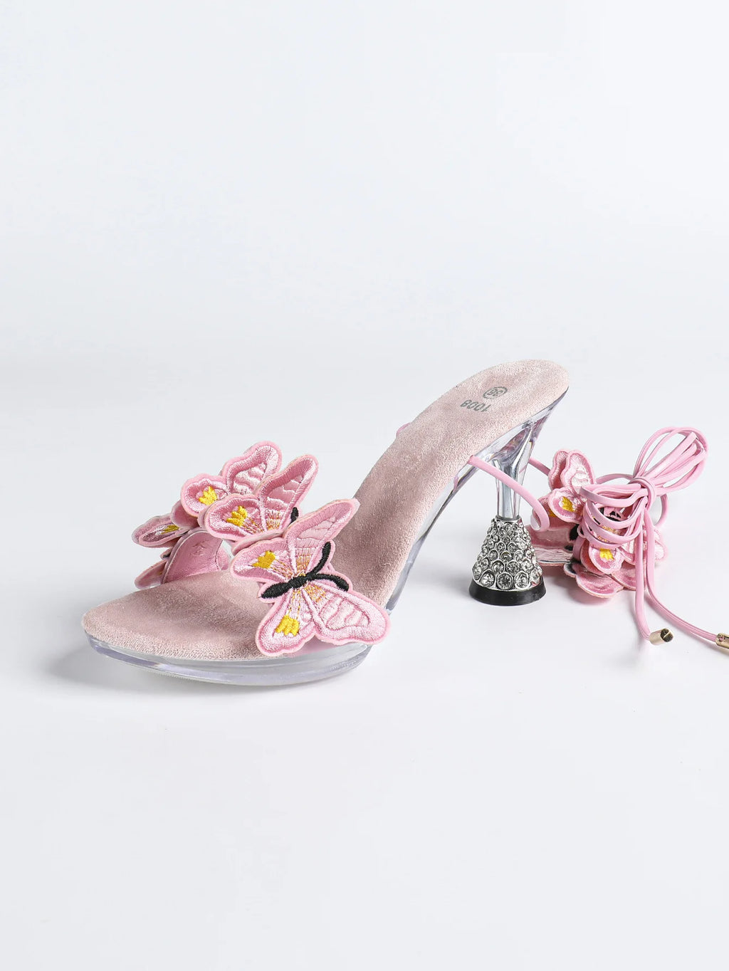 Sandales rouges tendance pour femme été 2026, fabriquées à la main avec broderie papillon. Modèle à brides croisées, bout rond et talons hauts fins de 8 cm. Des chaussures sexy et élégantes, idéales pour la danse, les soirées et les occasions spéciales.