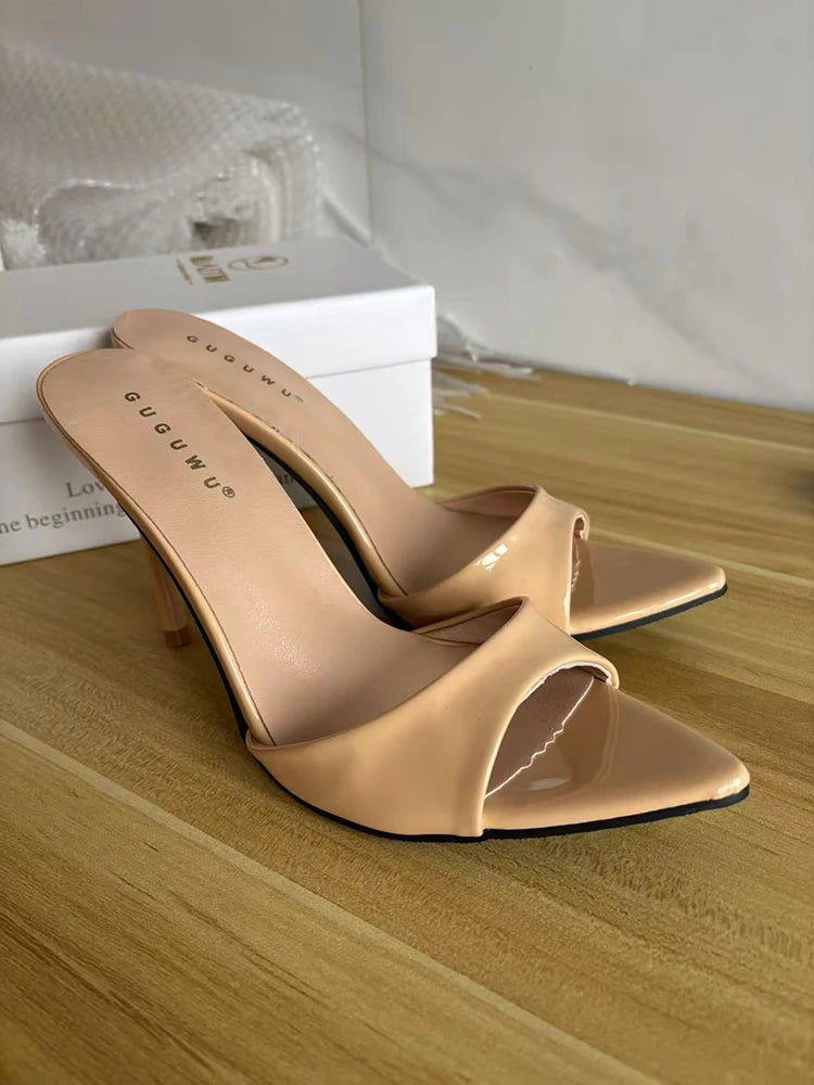 Mules d’été tendance pour femme à talon fin, style nightclub. Chaussures sexy à bout ouvert type peep toe, sandales élégantes à enfiler pour tenue de soirée et fêtes, style habillé pour femme.