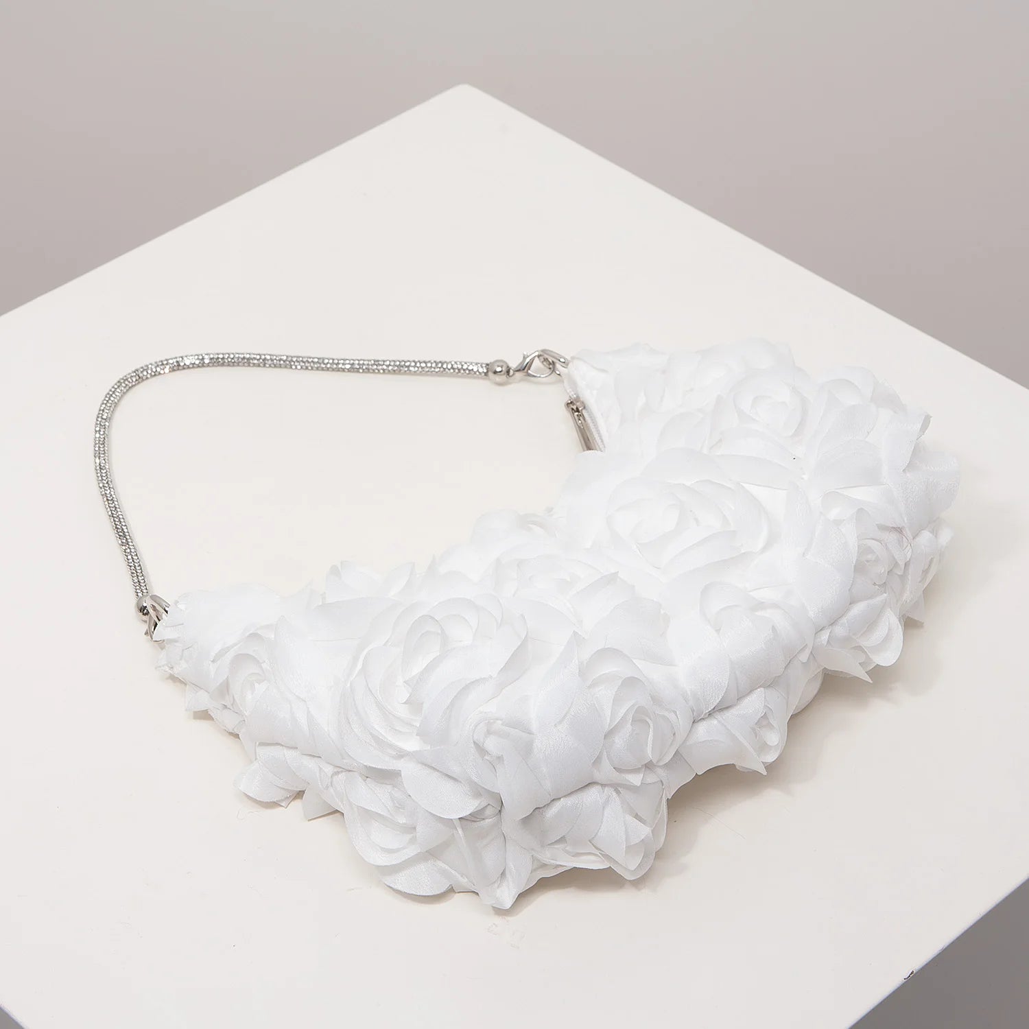 Sac à bandoulière à motif floral, idéal pour les femmes élégantes. Parfait pour les soirées de gala, les fêtes, les bals de fin d’année, les mariages et autres occasions spéciales.