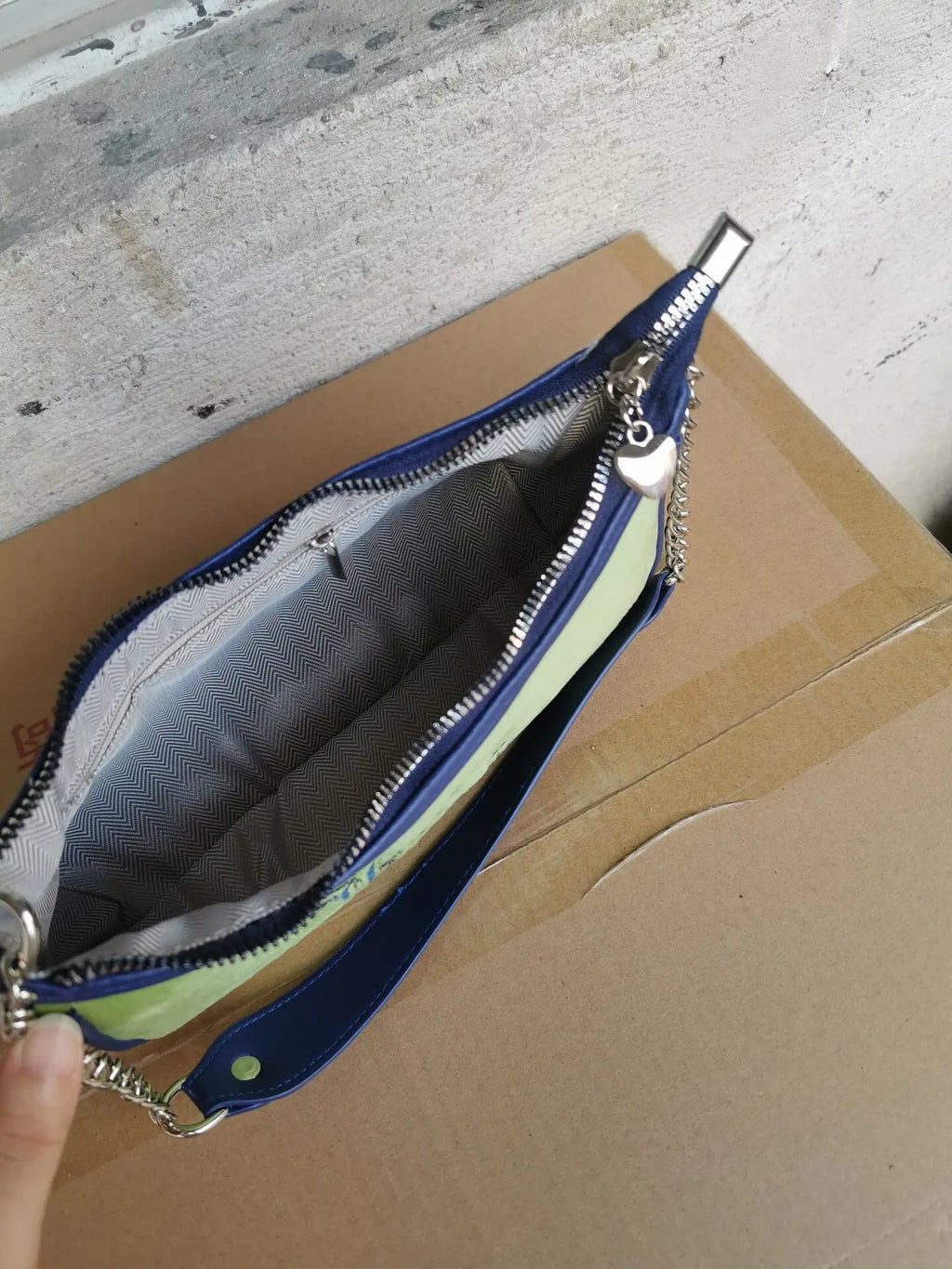Sac vintage sous le bras, sac à main unique vert brodé, sac à bandoulière simple pour filles et femmes, sac baguette tendance, sac crossbody (porté en travers du corps).