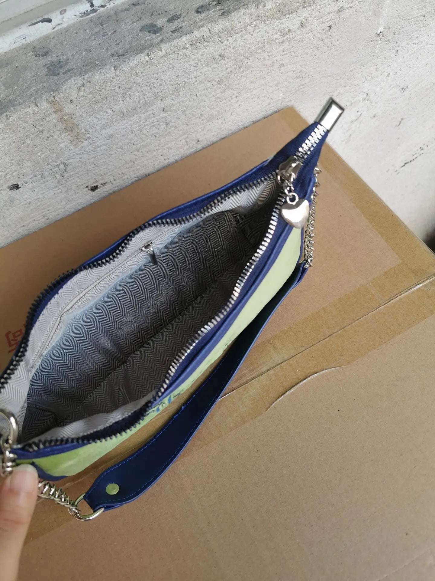 Sac vintage sous le bras, sac à main unique vert brodé, sac à bandoulière simple pour filles et femmes, sac baguette tendance, sac crossbody (porté en travers du corps).
