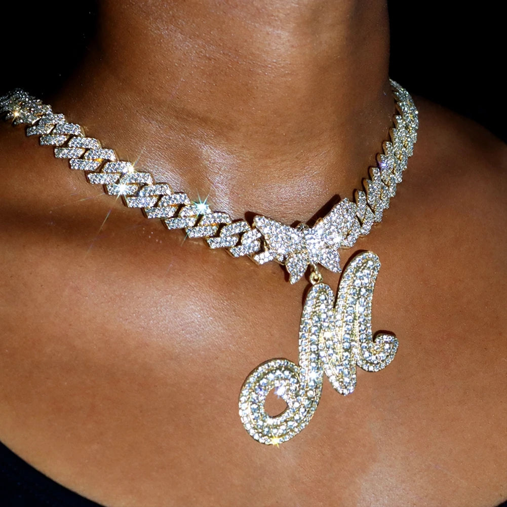 Collier chaîne cubaine 14 mm pour hommes et femmes, avec pendentif papillon en cristal et initiales, lettres cursives style “iced out”, bijou de style rappeur, nouveau bijou de mode.