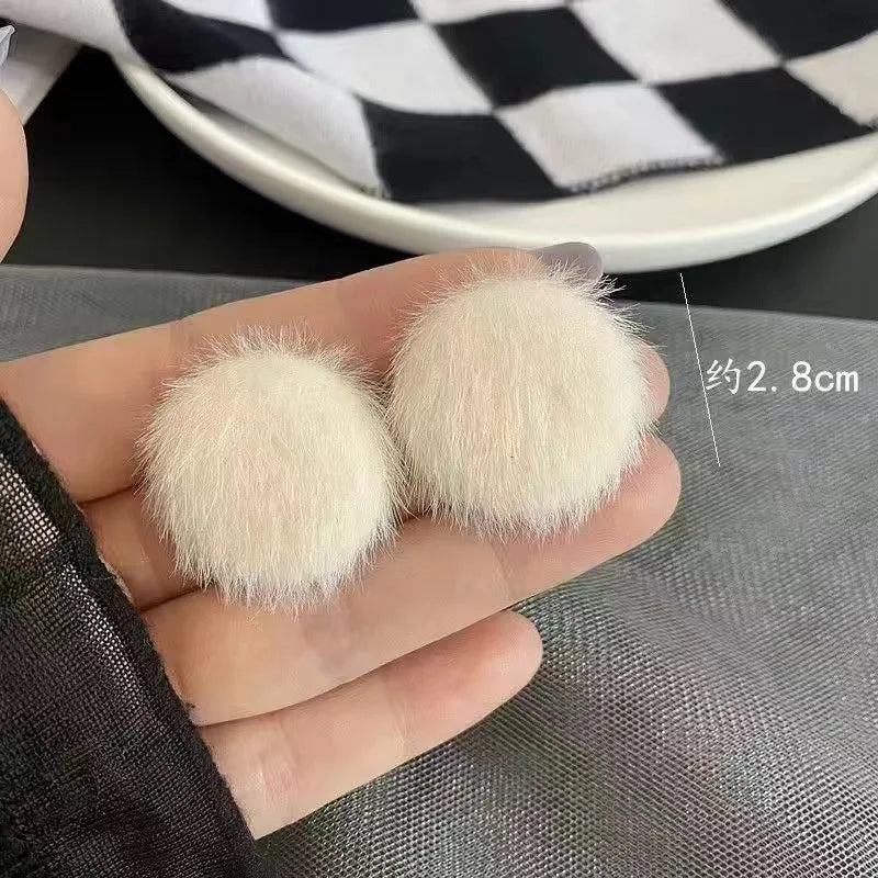 Boucles d’oreilles créoles en forme de cœur, blanches, style coréen doux, en peluche (flockées), pour femmes, boucles d’oreilles en forme de C au style exagéré, bijoux pour mariage et soirée, cadeau.